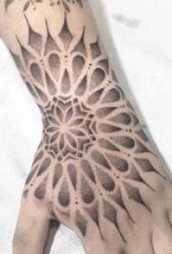 Fille bras sur technique de croquis gris noir piquant créatif belle image de tatouage de fleur de vanille