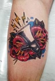 Ruka u boji zvučnika s uzorkom tetovaže ruža