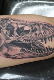 Le armi del ragazzo su Black Grey Sketch Sting Tips Immagine creativa del tatuaggio del cranio dei fiori estetici