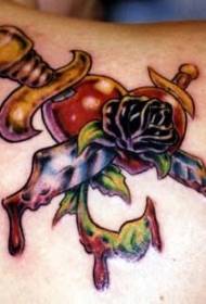 Узорак тетоваже обојен бодежом и црном ружом