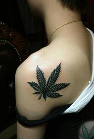 Maple leaf tatovering som viser unik personlighet
