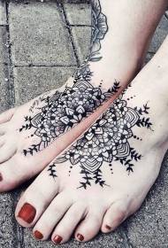Modèl komik nwa ak blan tatoo flè sou kanbrèt la