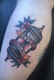 Clessidra tradizionale colorata per tatuaggi sul gambo e immagini di tatuaggi floreali inglesi e piccoli fiori