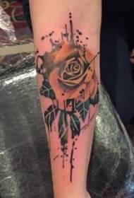 Noia pintada al braç, esbós, bell model de tatuatge de flors de tinta