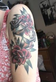 Brazo de niña pintado acuarela boceto hermosa flor creativo reloj de arena tatuaje foto