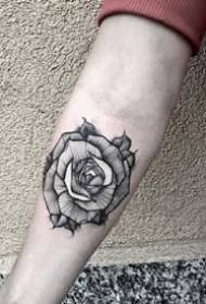 Modello di tatuaggio nero grigio - 9 belle foto di tatuaggi neri e grigi