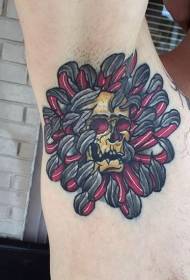 Crouching ny stil av fargede blomster med menneskelig hodeskallen tatovering