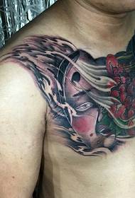 Portretblom en tatoet fan Banruo's boarst
