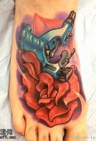 Patrón de tatuaxe rosa de ferramenta no pé