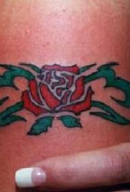 Wzorzec tatuażu opaski na ramię w kolorze czerwonej róży