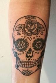 Ragazzi armano su punta di puntura nera fiori di linea semplice e immagini di tatuaggi