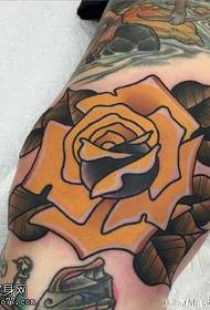 Ang pattern ng yellow rose tattoo sa binti