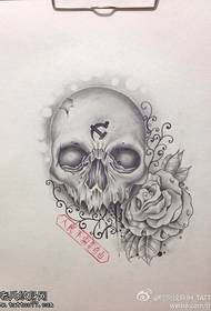 Crâne esquisse gris noir manuscrit de tatouage rose