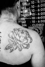 Linea nera con grande disegno del tatuaggio rosa sulla spalla