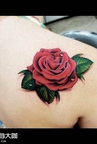 Motivo tatuaggio rosa sulle spalle