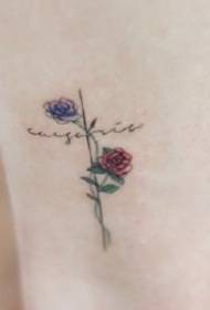 Pequena e fresca cruz, tatuaxe de rosa, aprecio