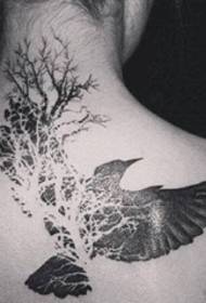 Osobnost crno-bijelog uzorka tetovaže na drvetu