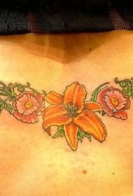 Atzeko bizkarreko koloreko lore eta landareen tatuaje eredua