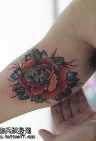 Татуировка рука поп-роза тату