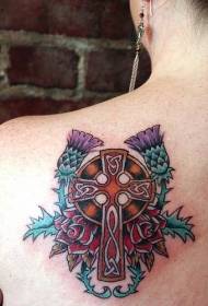 Назад кельтський хрест з малюнком татуювання троянд і квітів