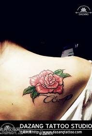 Red rose tattoo patroon op die skouer