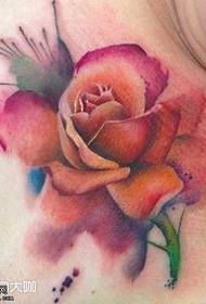 Olkapää väri ruusu tatuointi malli