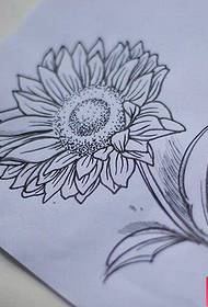 Gipakita ang tattoo, girekomenda ang usa ka manuskrito nga tattoo sa sunflower
