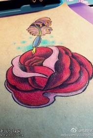 色のバラの入れ墨は、タトゥーホールで共有されています