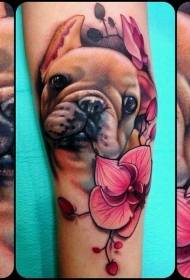 ແຂນສີ puppy ຈິງແລະຮູບແບບ tattoo ດອກ