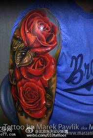 Na ramenih realističen vzorec tatoo rose