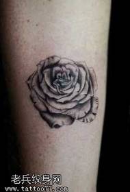 Juodos pilkos rožės tatuiruotės modelis