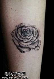 Modello tatuaggio rosa grigio nero