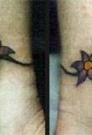 Ženski zapestni barvni vzorec tatoo z majhnimi rožami