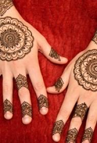 Kvinnlig hand på baksidan svart linje kreativ vanilj mönster armband tatuering bild
