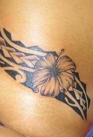 Patrón de tatuaxe de tótem de flores de cintura