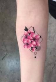 Fotografi e vogël e tatuazheve me lule të vogla të freskëta në krah