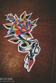 Krāsains personības rožu tetovējuma manuskripta attēls