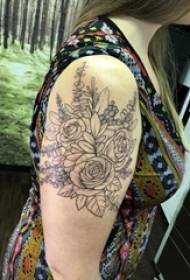 Девојка рака на црна линија уметност мала свежа убава цветна тетоважа слика