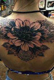 Черна розова татуировка на рамото