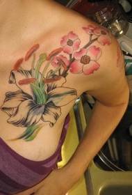 Lírio cor ombro e padrão de tatuagem de árvore de cereja