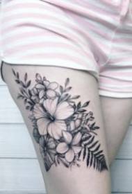 Piękny czarno-szary tatuaż z gładkim kwiatkiem, 18 kartek
