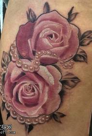 Spalla dipinta con motivo a tatuaggio di perle rosa