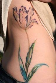 女性の腰側紫チューリップ花のタトゥーパターン