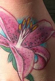 Pola tato lily berwarna-warni merah muda di punggung kaki