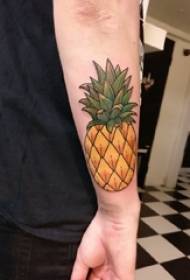 Jungen-Arme gemalte geometrische einfache Linien kreatives Frucht-Ananas-Tätowierungs-Bild