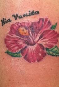 Immagine realistica del tatuaggio dell'ibisco di colore della gamba