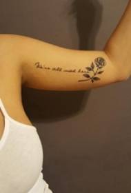 Gadis lengan pada tubuh garis hitam sengatan sederhana bunga Inggris dan gambar tato bunga