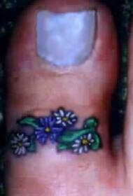 Gambar tato bunga tulip berwarna-warni di jempol kaki wanita