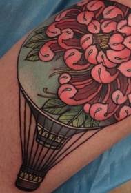 Gambe colorate palloncini volanti con tatuaggio floreale