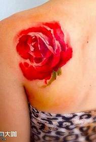 Motivo tatuaggio rosa sulle spalle